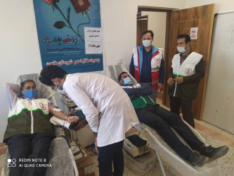 اهداء خون پرسنل بهداشتی و اعضای دفتر بسیج جامعه پزشکی هامون در پی کاهش ذخایر خون استان .