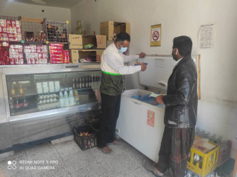 بازدید کارشناسان بهداشت محیط دفتر بسیج جامعه پزشکی هامون از مراکزتهیه و توزیع مواد غذایی سطح شهر علی اکبر